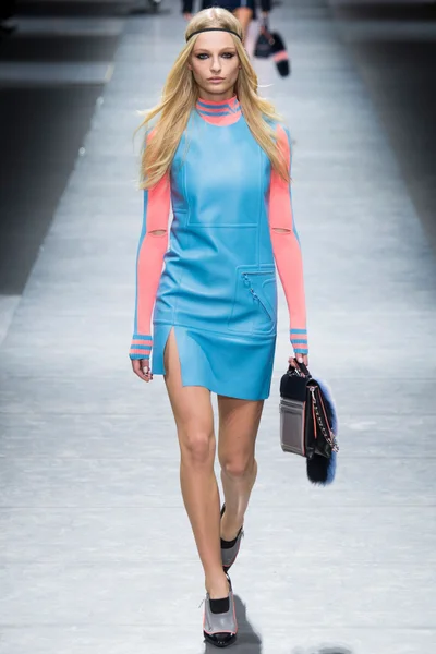 Look 16